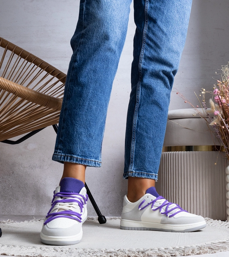 Graue Sneakers mit lila Schnürsenkeln von Arcobaleno