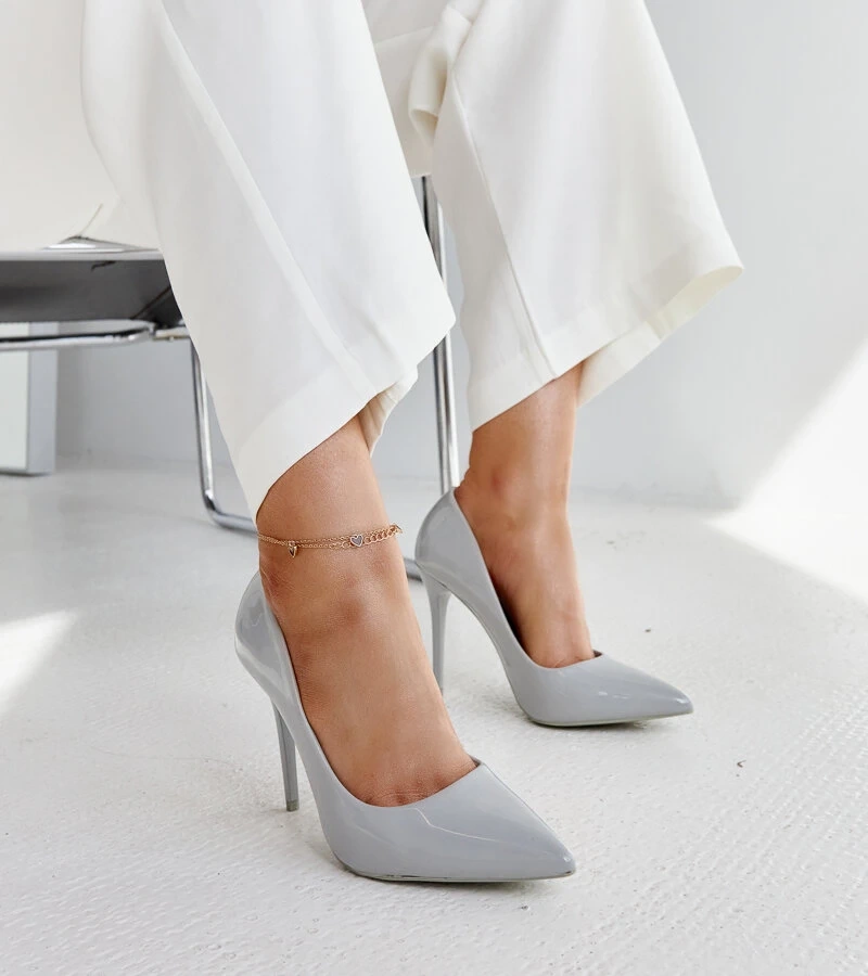 Graue lackierte Stilettos mit Leder-Einlegesohle von Jadoin