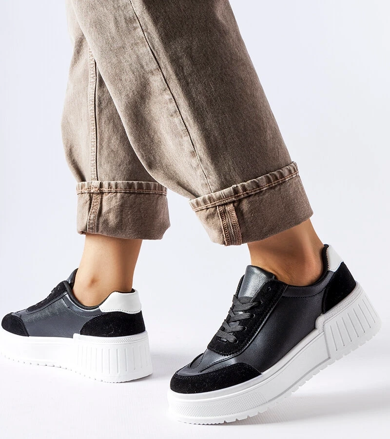 Schwarze Sneakers mit dicker Plattform von Seluci