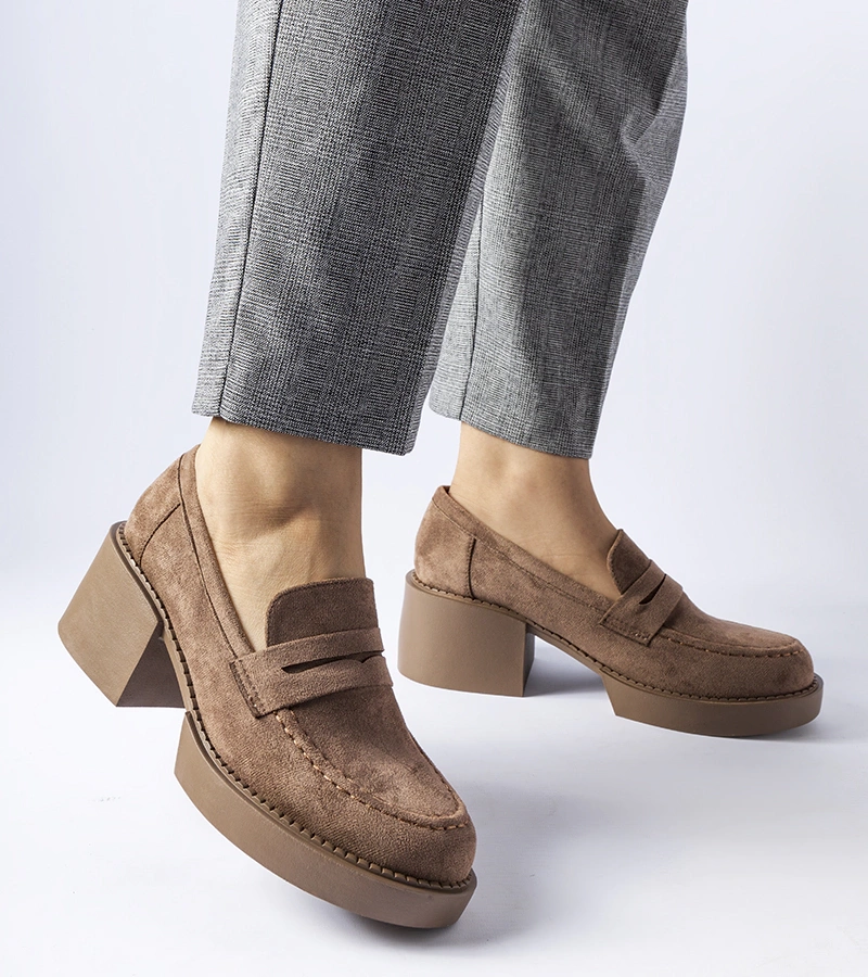 Braune Mokassins mit Blockabsatz aus Öko-Wildleder von Gaspare