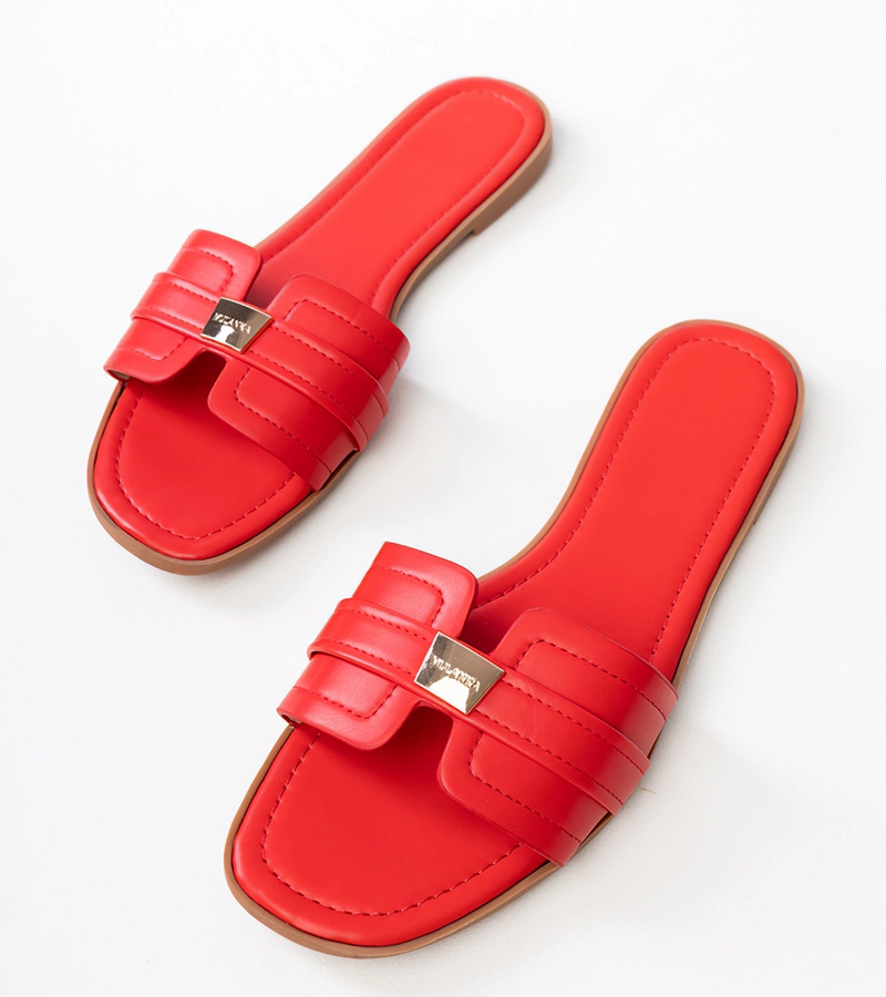 Rote Damenpantoletten mit Verzierung am Riemen Lavendel