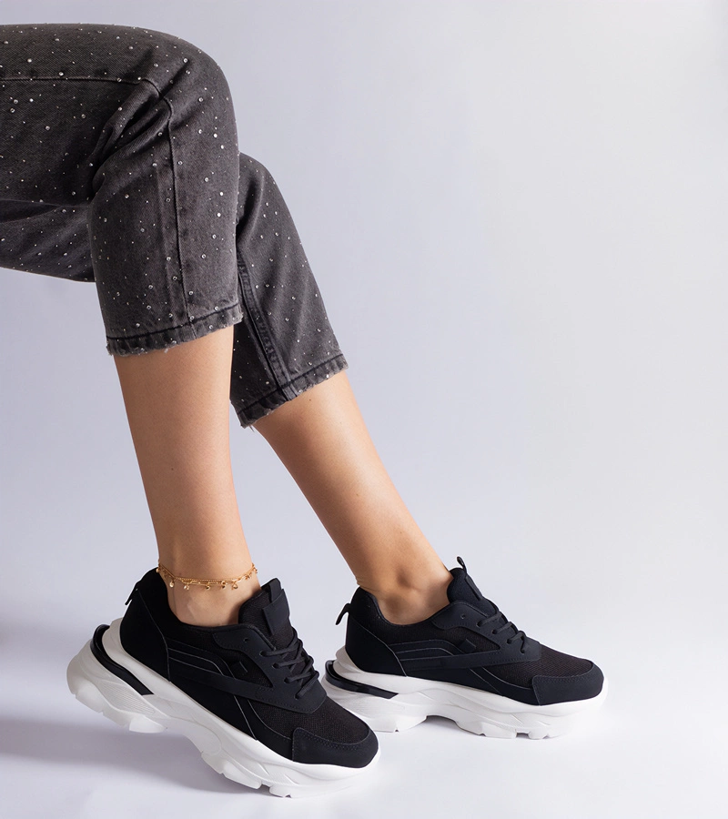 Schwarze Sneakers mit dickerer Sohle Guerrera
