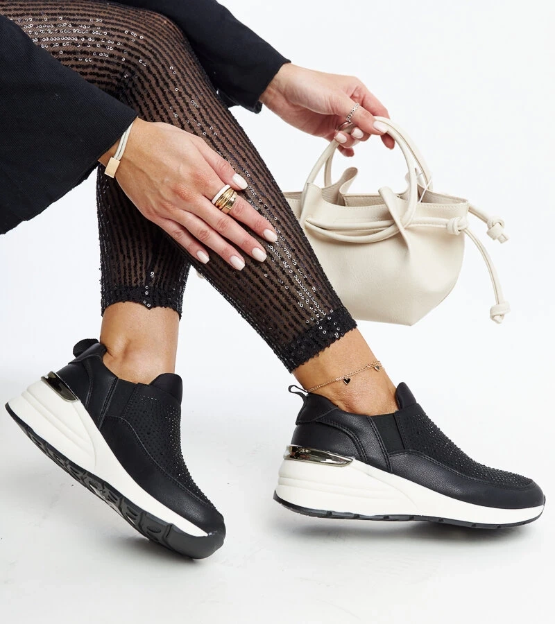 Schwarze Keil-Sneakers mit Zirkonia und goldenen Elementen von Ashleey