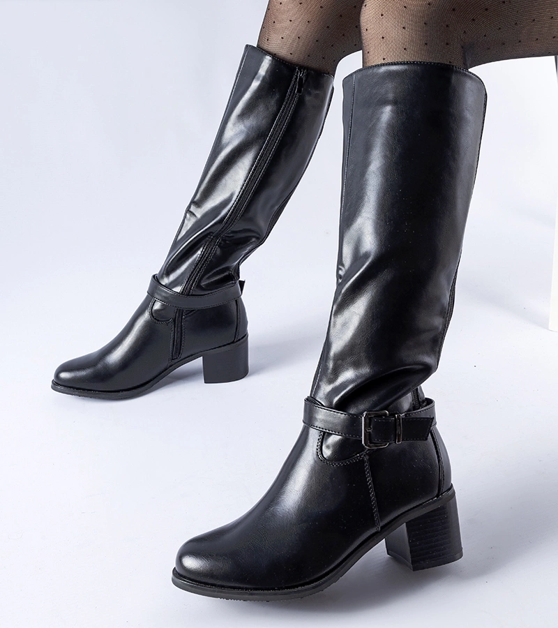Schwarze Stiefel mit dekorativer Schnalle von Ernest