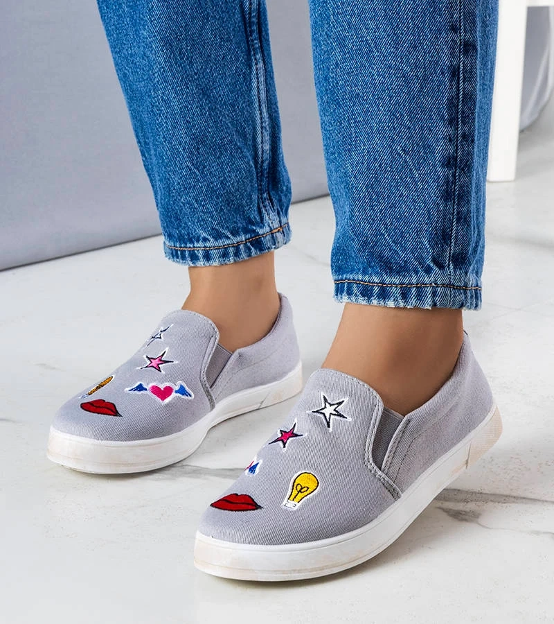 Graue Stoff-Turnschuhe mit Anais-Aufnähern