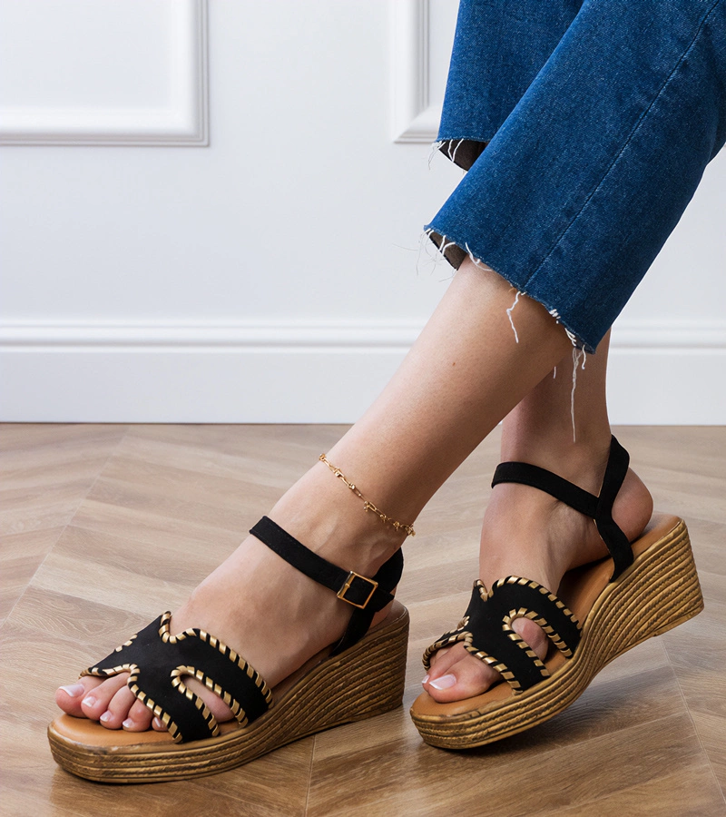 Schwarze Sandalen mit Stickerei an den Rändern Lurisa