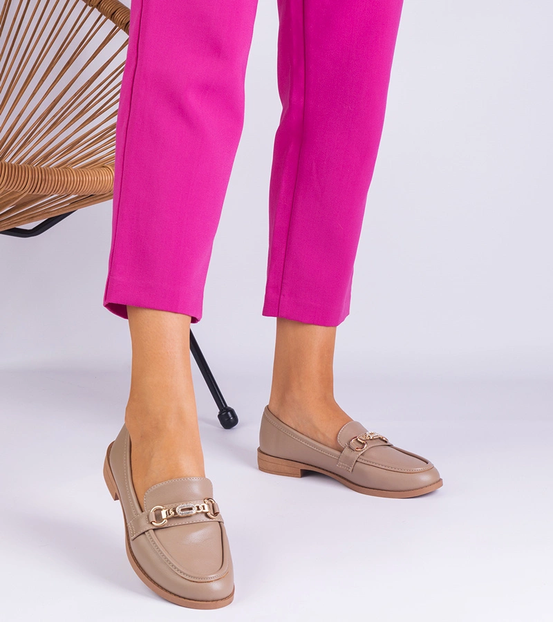 Braune Damenmokassins mit Verzierungen und Strasssteinen Mikasa