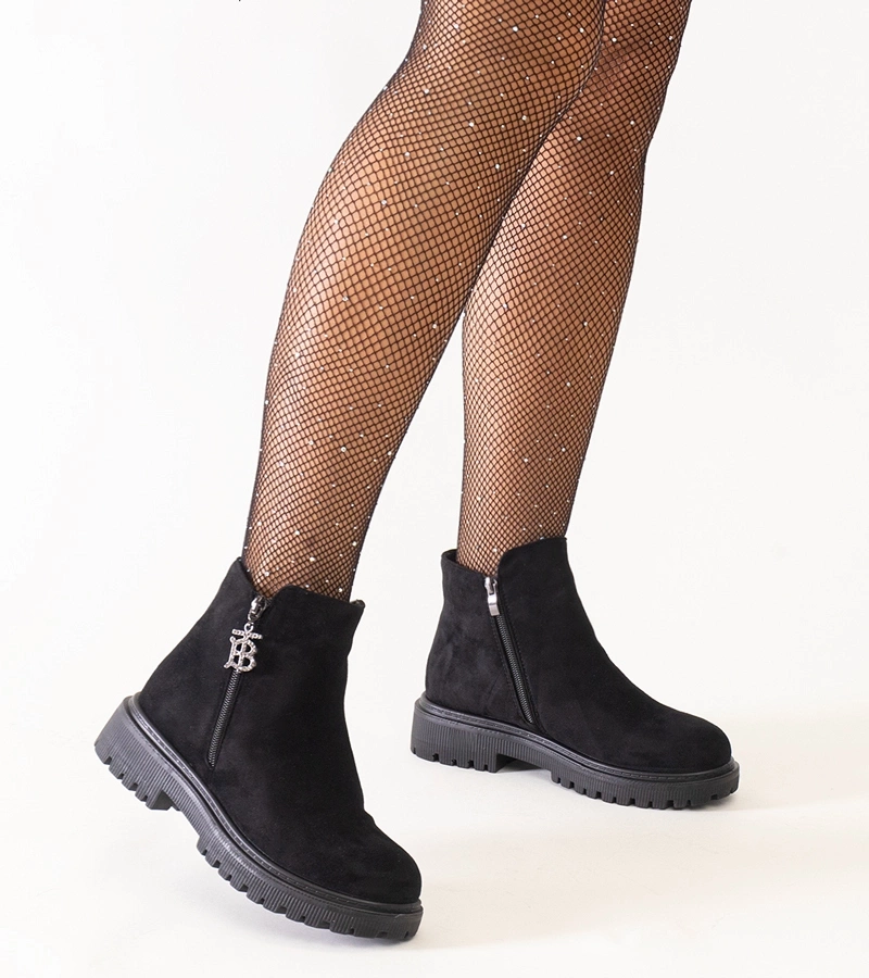 Schwarze Stiefeletten mit dekorativem Anhänger auf einer Plattform aus Eco-Suede Melane.