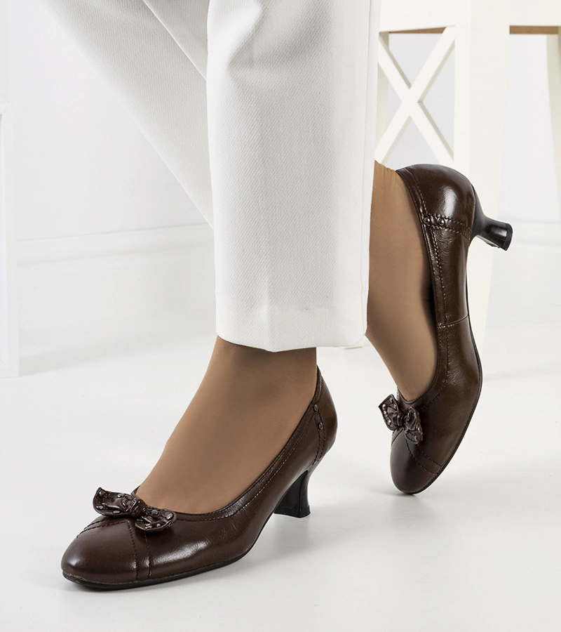 Braune Pumps mit Repina-Schleife