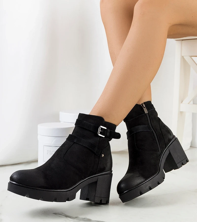 Schwarze Stiefeletten mit Traktorsohle von Lamaris