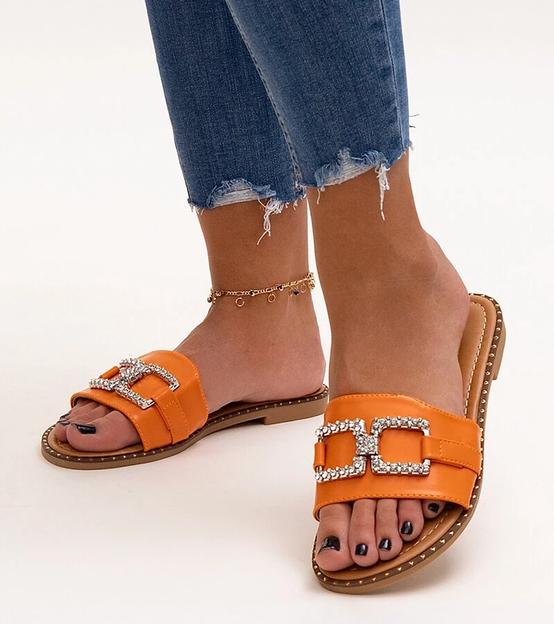 Orangefarbene Klappen mit dekorativer Schnalle von Rochael