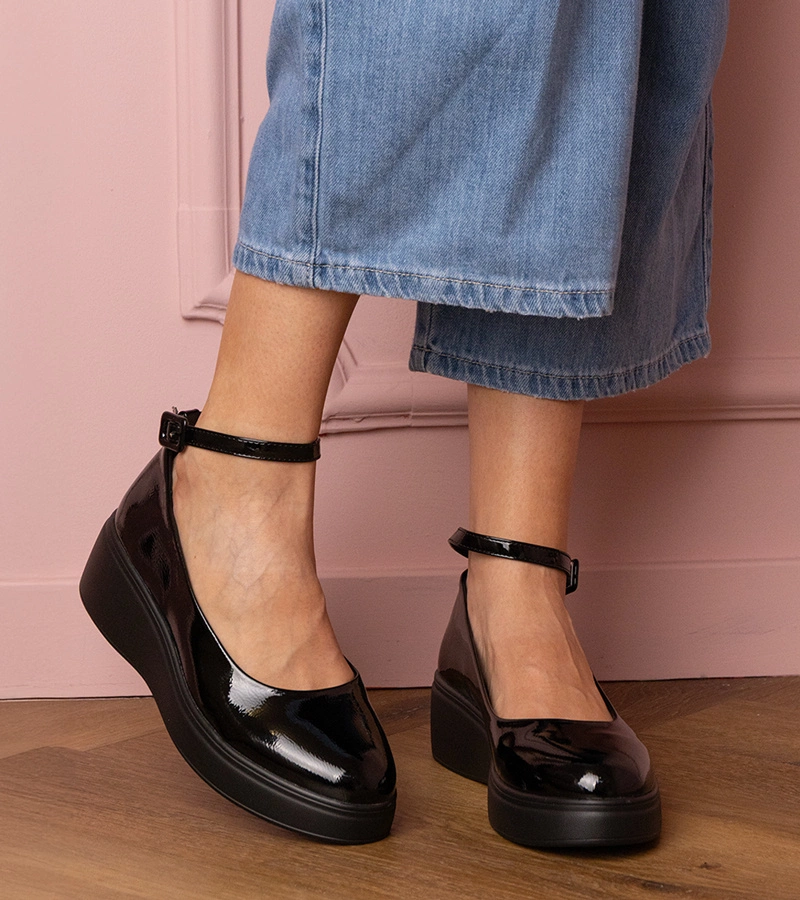 Schwarze lackierte Halbschuhe auf Plateau Tanga