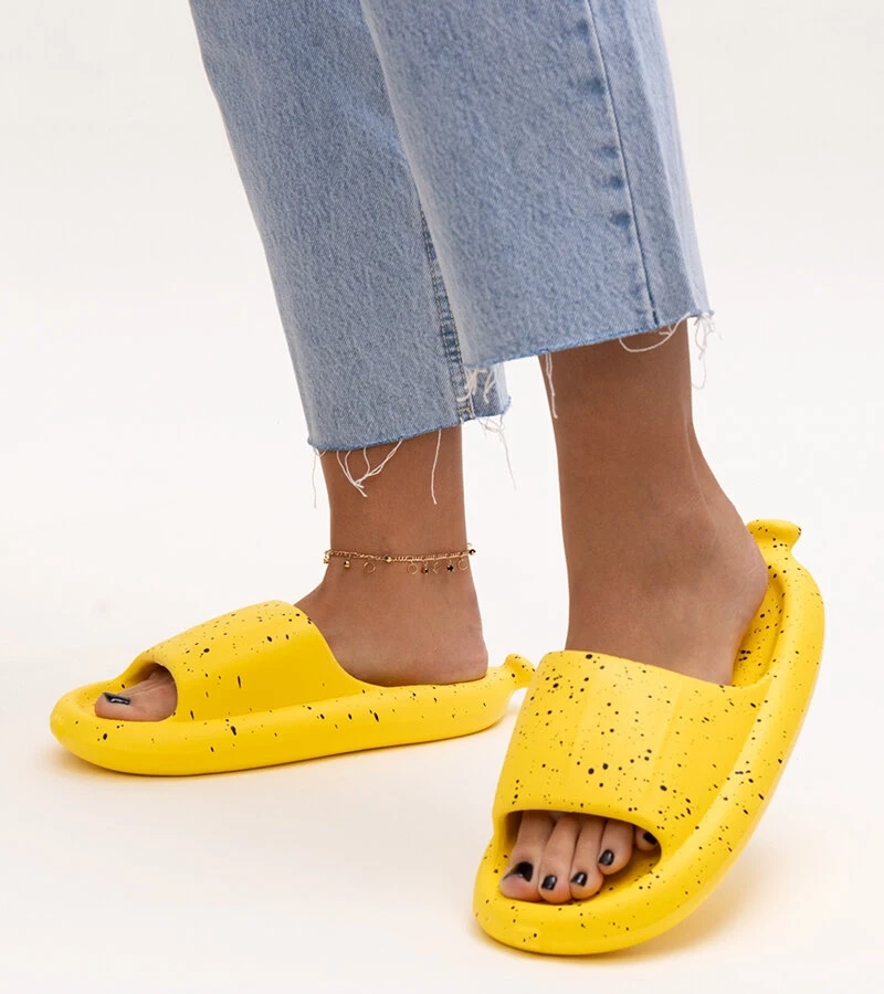 Gelbe Flip-Flops mit breitem Riemen von Hekssa