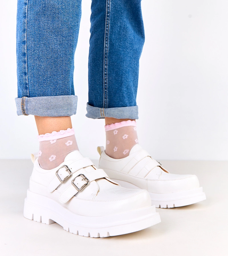 Weiße Halbschuhe mit massiver Sohle verziert mit Schnallen Juke