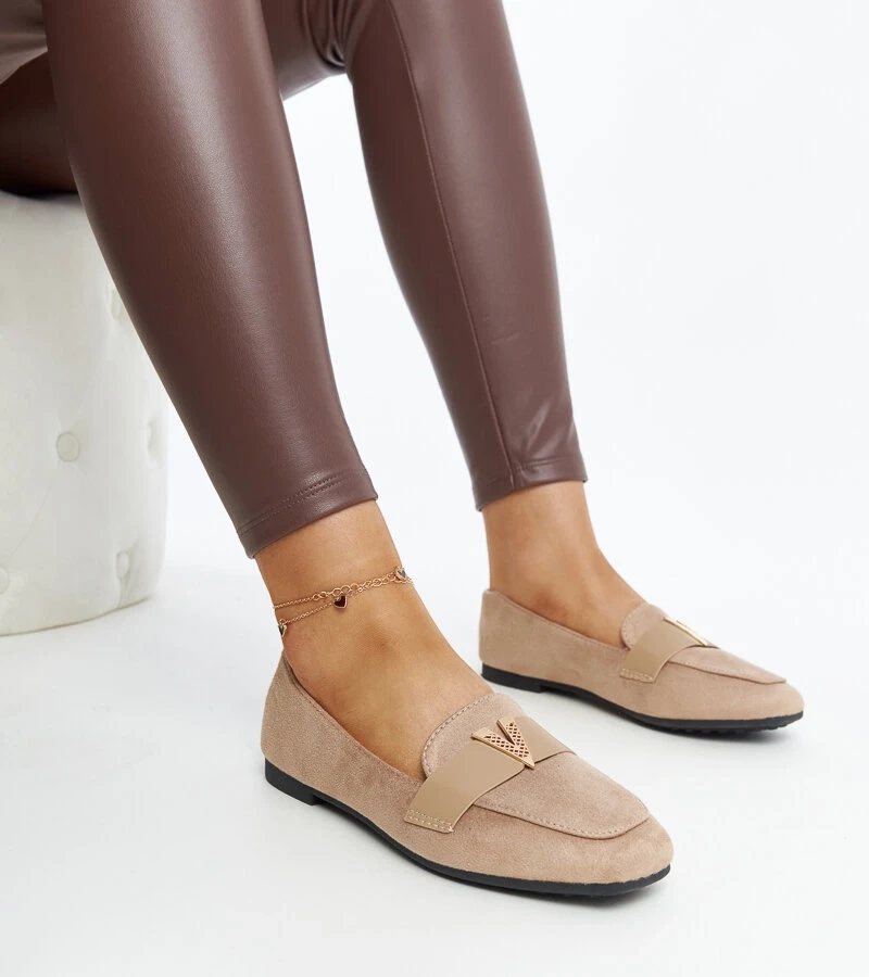 Braune Mokassins mit Namal-Verzierung