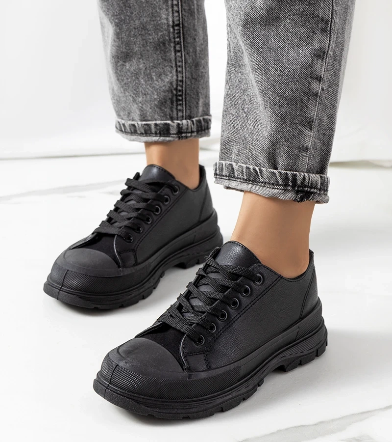 Schwarze Turnschuhe mit dicker Sohle von Nurbika