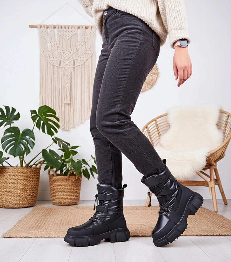 Schwarze glänzende Schneestiefel mit Fellfutter Jassi