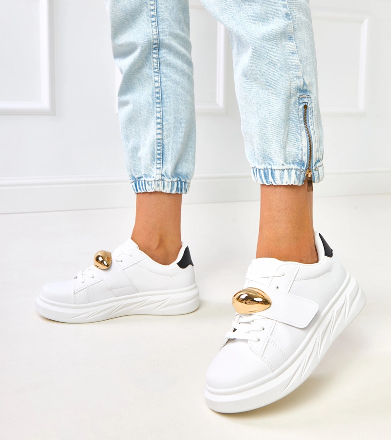 Weiße Sneakers auf Plateausohle mit goldenem Akzent Melania
