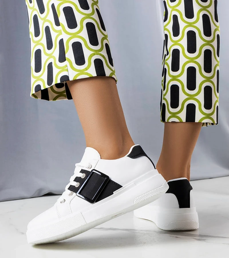 Weiße Sneakers, verziert mit einer schwarzen Schnalle, Erin