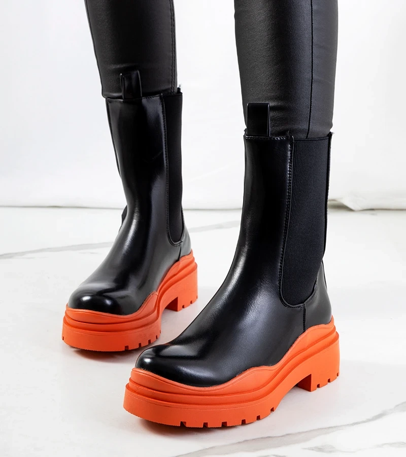 Schwarze Stiefeletten mit orangefarbener Sohle Nester
