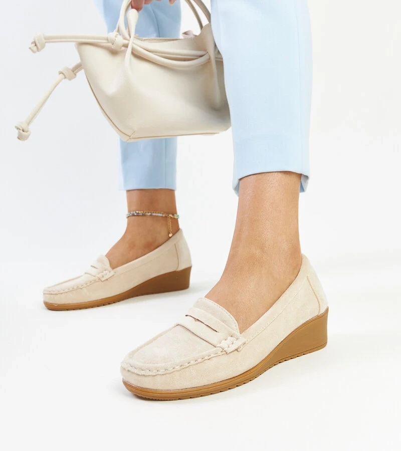 Hellbeige Wildleder Keilabsatz Mokassins von Sakena