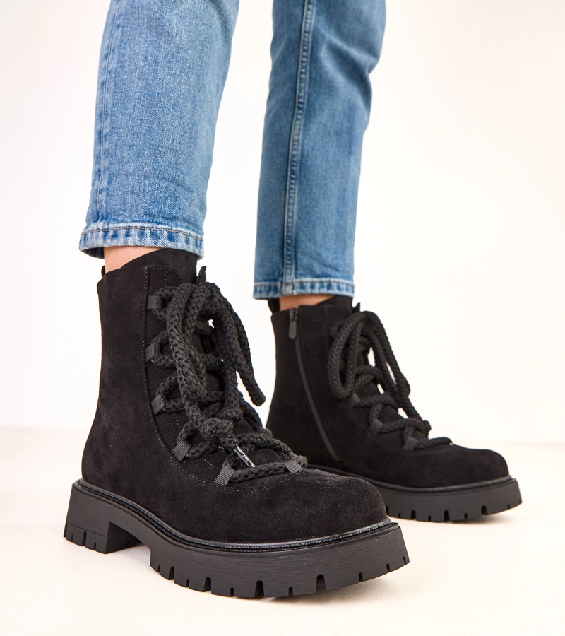 Schwarze Stiefeletten mit dekorativer Schnürung Gabria