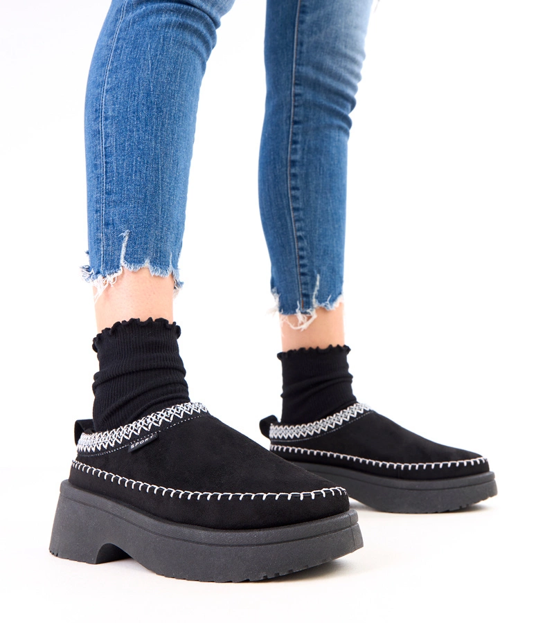 Schwarze Pantoffeln verziert mit Stickerei auf Plateausohle Julen