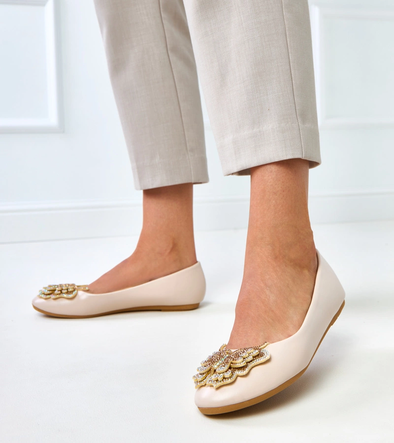 Beige Ballerinas mit dekorativem Schmetterling Gruca