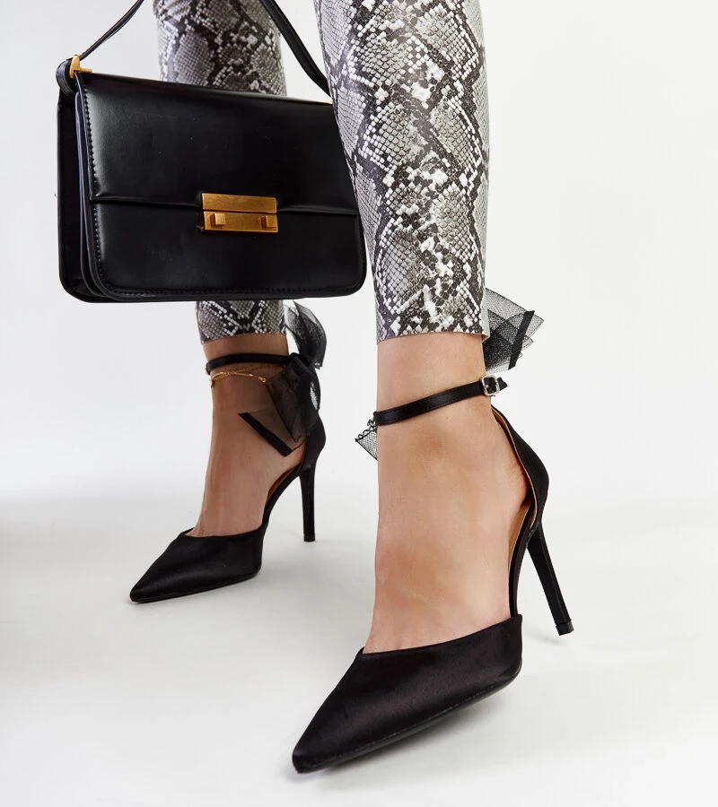 Schwarze Stilettos mit Schleife von Ilaysa