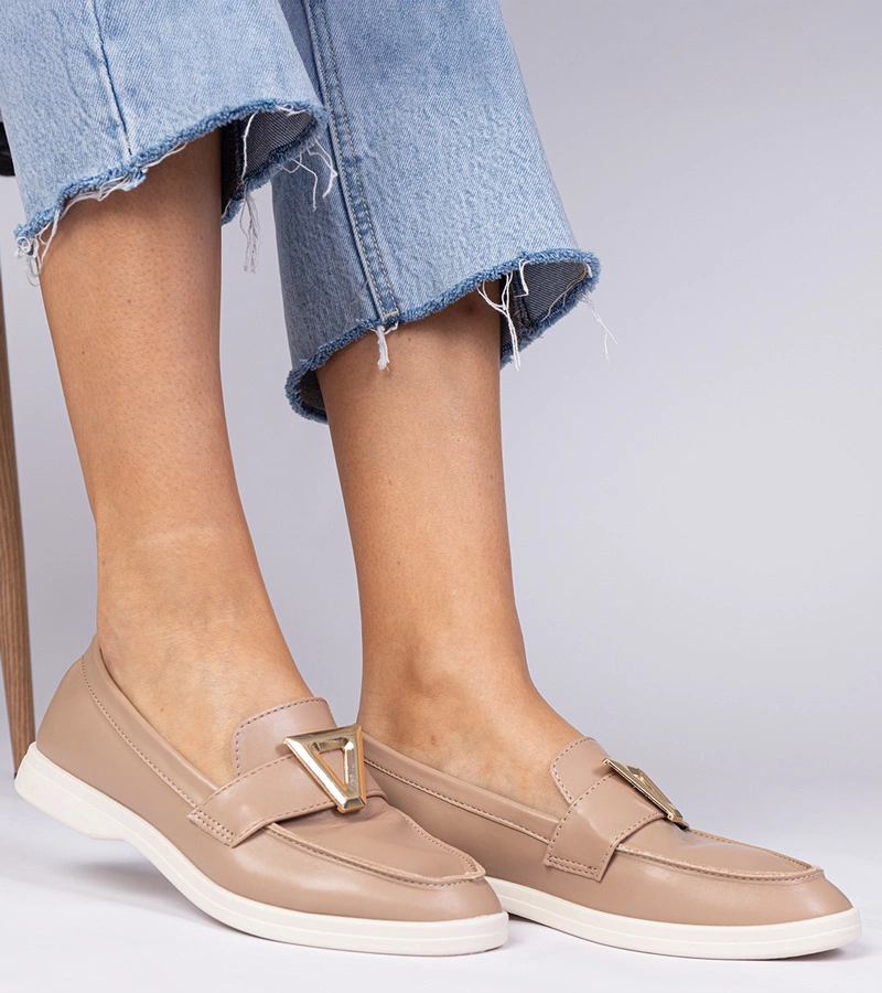 Dunkelbeige Damenslipper mit elegantem Viletta-Accessoire