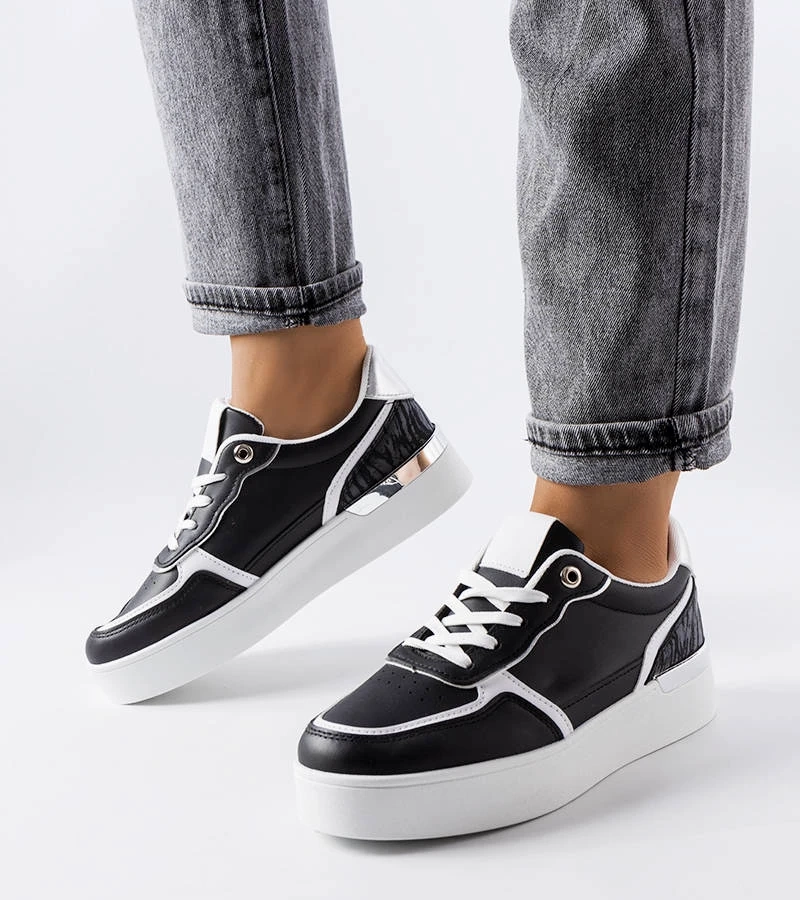 Schwarze Plateau-Sneakers von Tooele