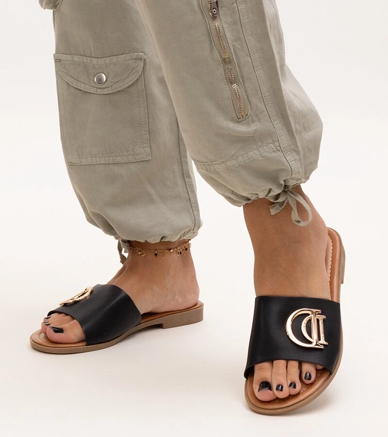 Schwarze Sandaletten mit Schnalle von Almeita