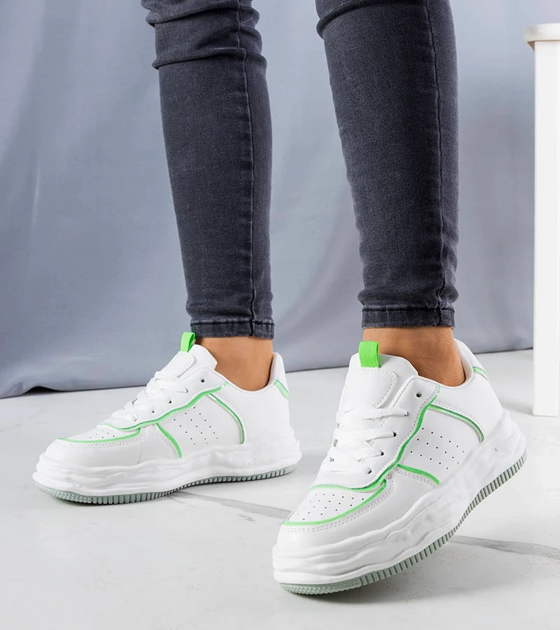 Weiße Sneakers mit grünen Einsätzen von Nettie