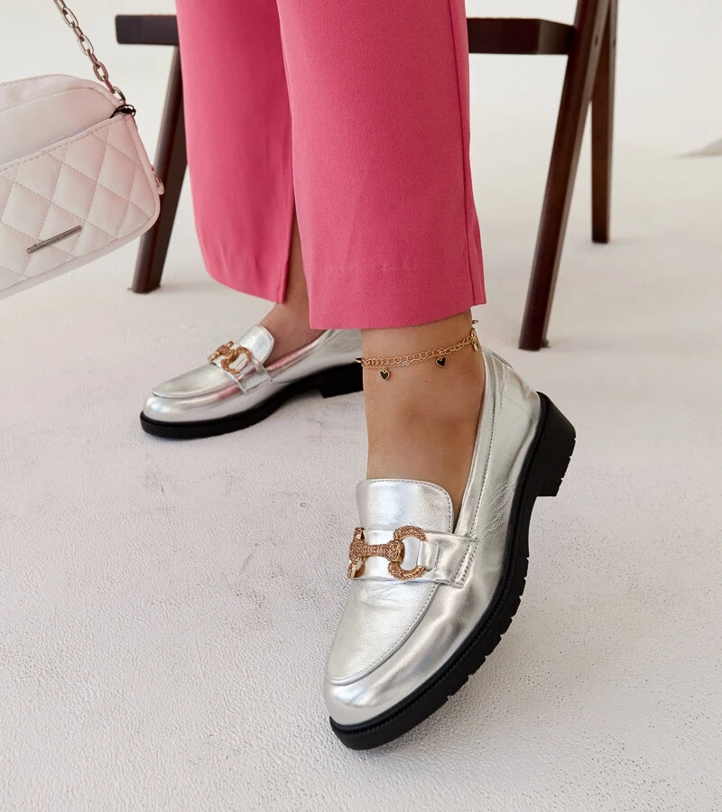 Silberne Mokassins mit Zirkonia von Aleyna