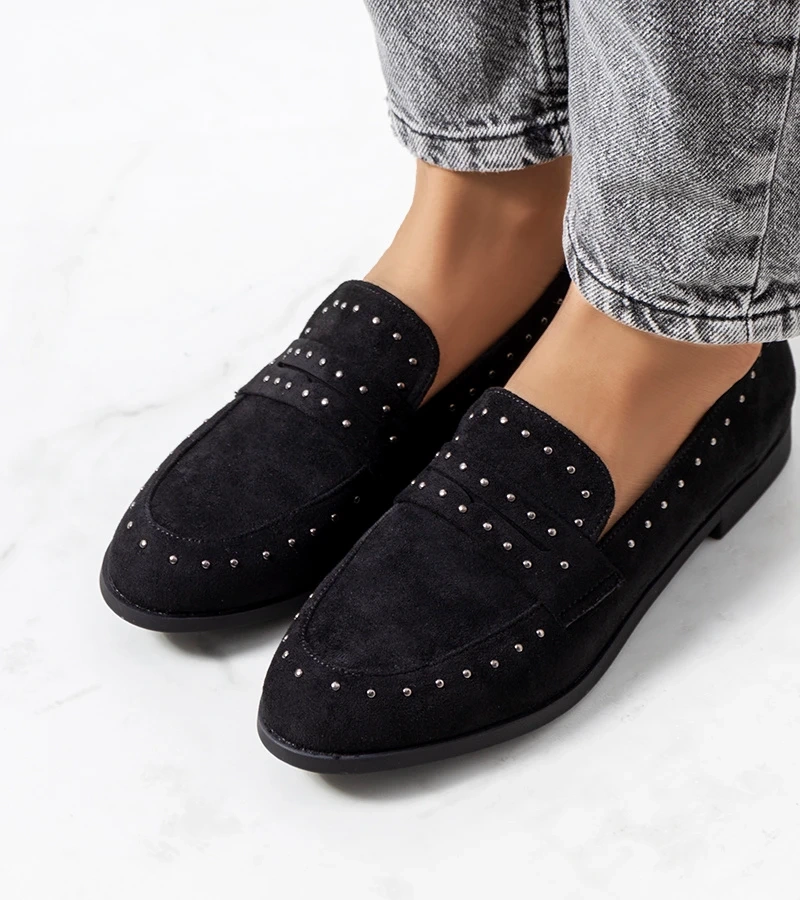 Schwarze Leder-Halbschuhe mit Nieten von Ishana