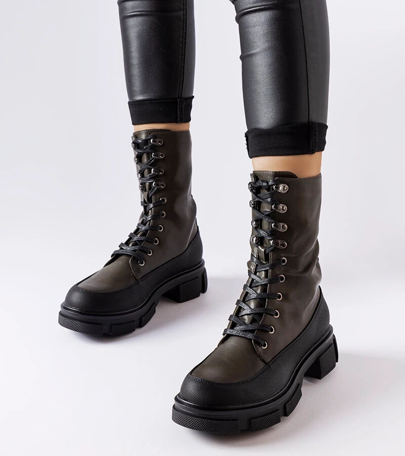 Grüne Slipper mit dickerer Sohle von Lori