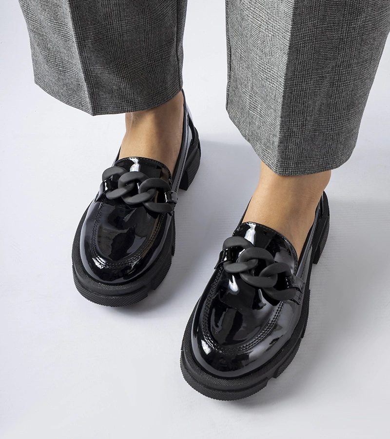 Schwarze lackierte Mokassins mit Suelli-Kette