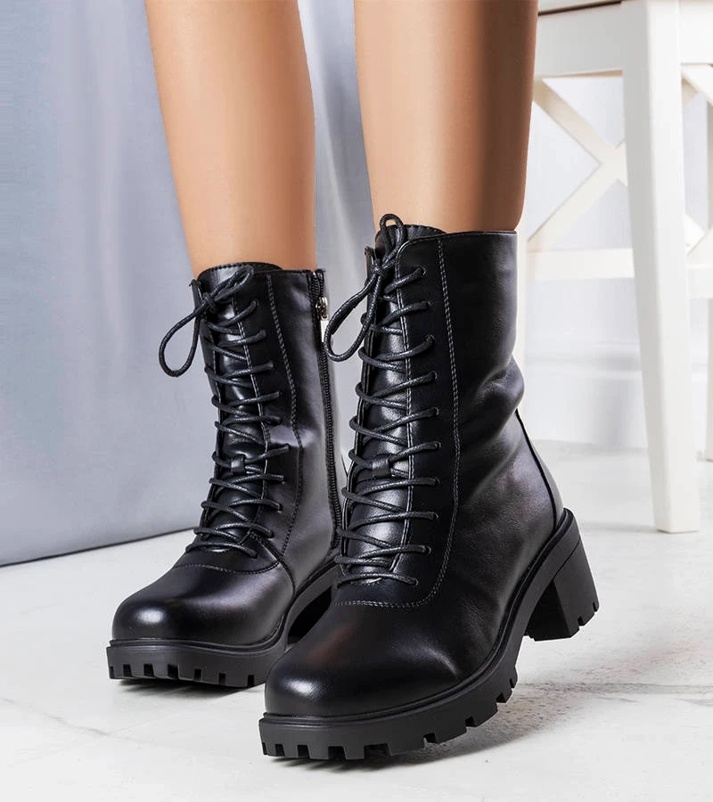 Schwarze gefütterte Stiefeletten von Casgra