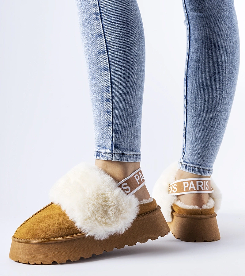 Braune Hausschuhe mit Gummizug und hellem Fell von Sangro