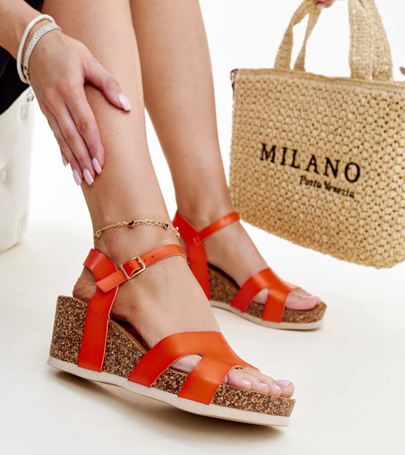 Orangefarbene Sandalen mit Korkkeilabsatz von Gaber