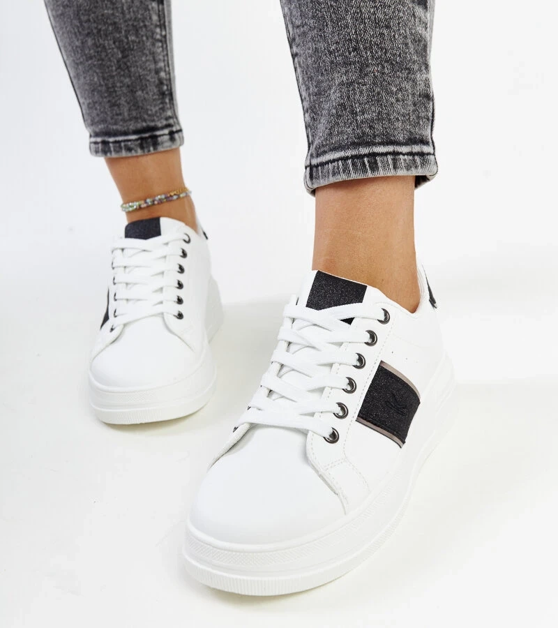 Schwarz-weiße Sneakers mit dicker Sohle von Finestra