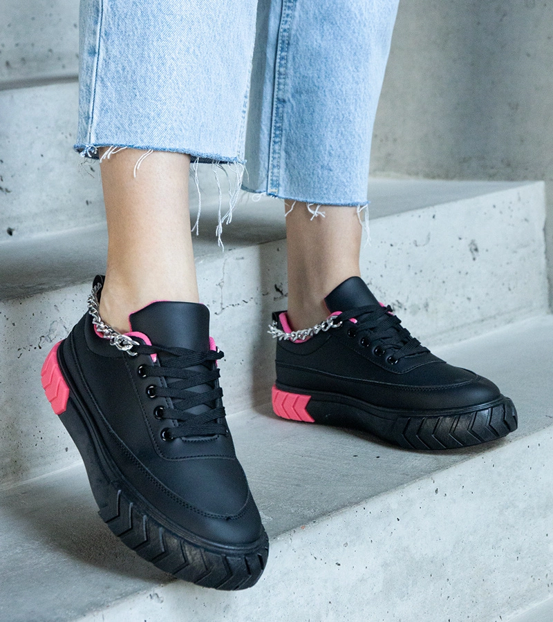 Schwarze Sneakers mit Kette Thilda