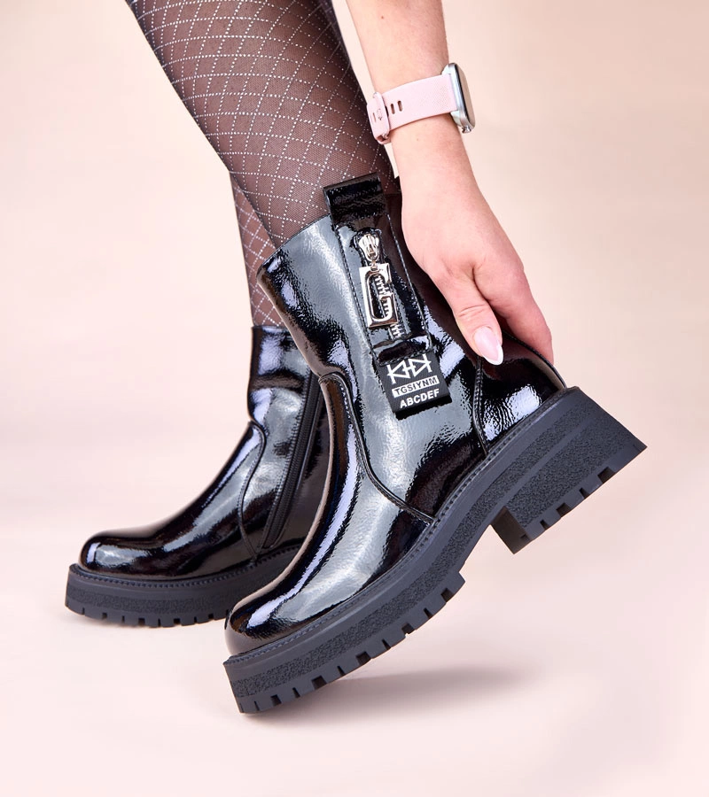 Schwarze lackierte Stiefeletten mit dekorativem Reißverschluss Taraya