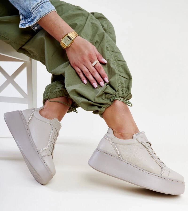 Dunkelbeige Leder-Sneakers mit Zirkonia von Karino