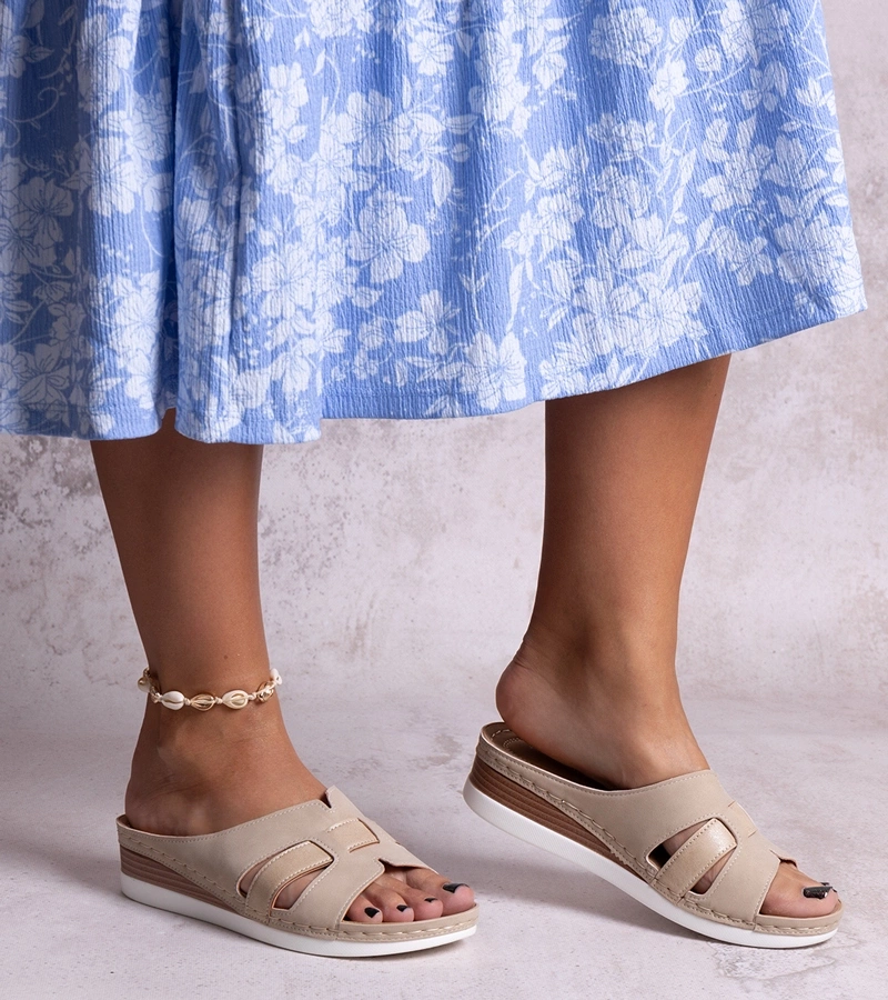 Beige leichte Mifsuda Sandalen mit niedrigem Keilabsatz