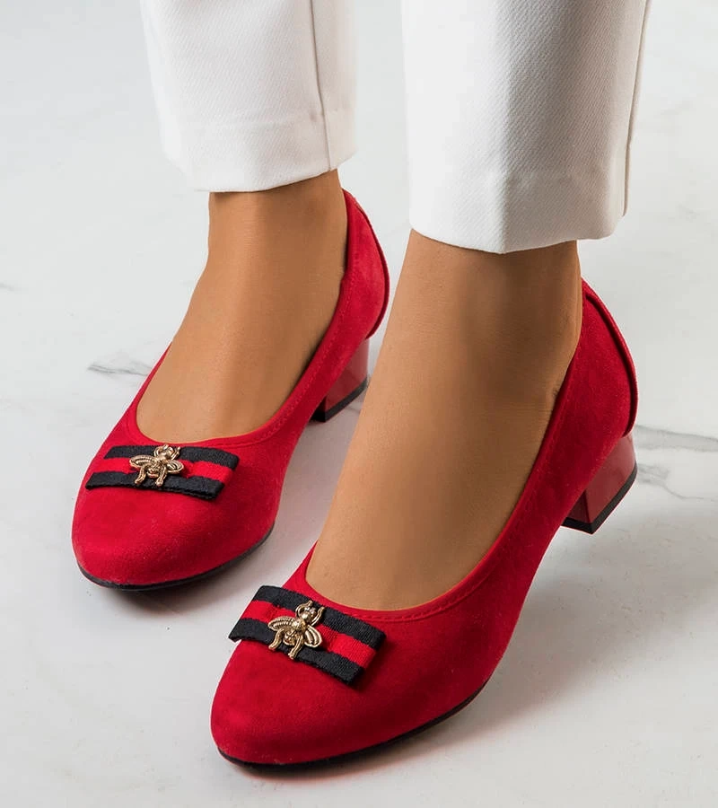 Rote Pumps mit Fliegen von Vijver