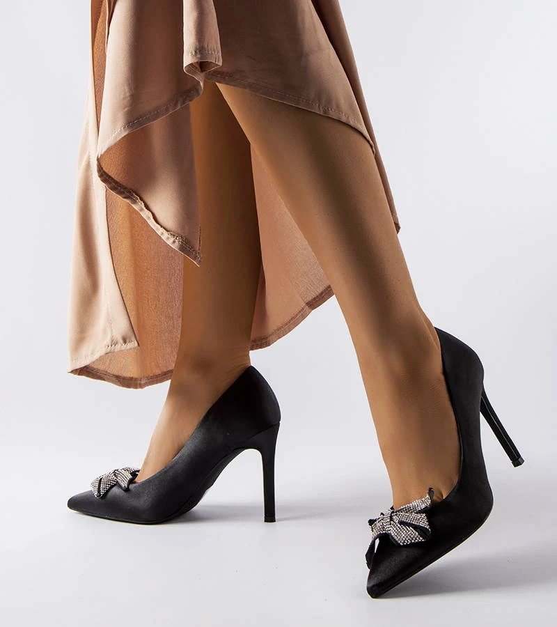 Schwarze Stilettos mit Satin-Finish und Mia-Schleife